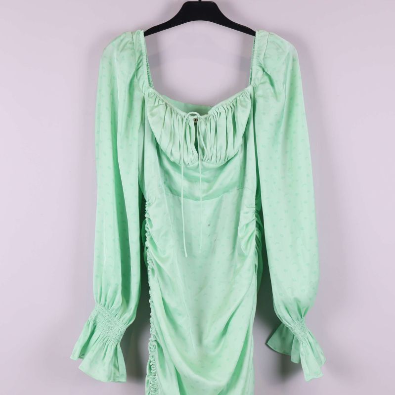 Framsida av klänning i närbild med rynk upptill