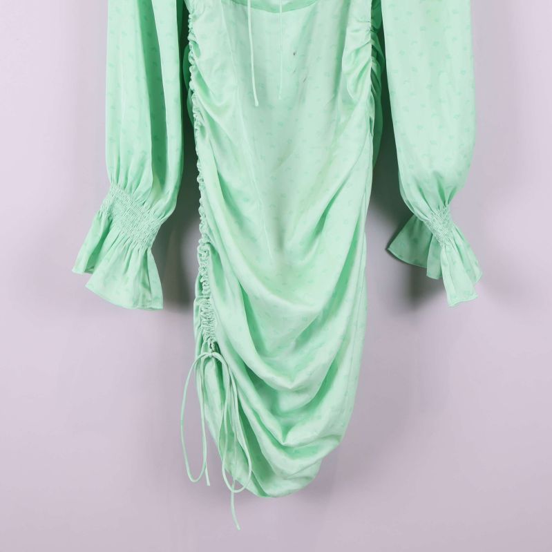 Rynkad nederdel med knytband och smockade ärmslut