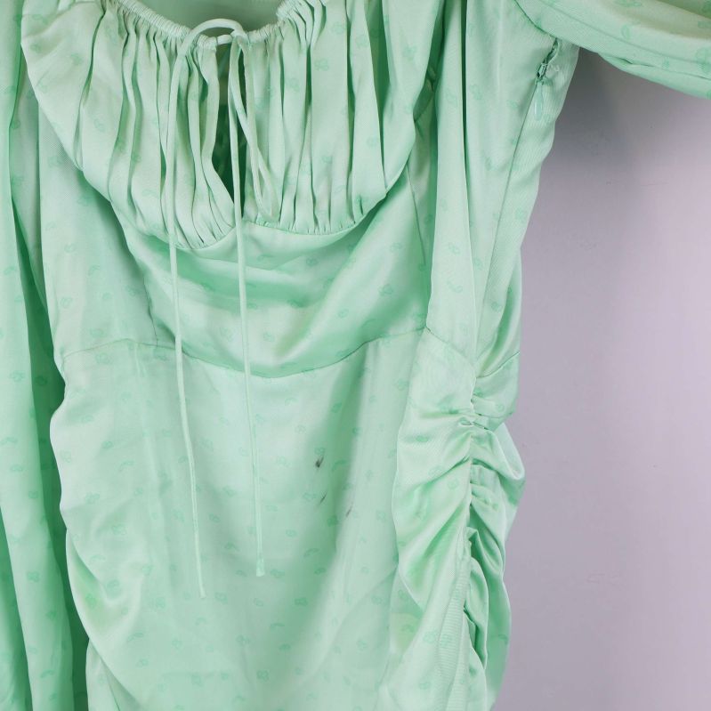 Fläck på framsidan av mintgrön klänning synlig vid rynk