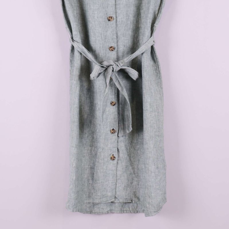 Nedre del av klänning och knytskärp framtill