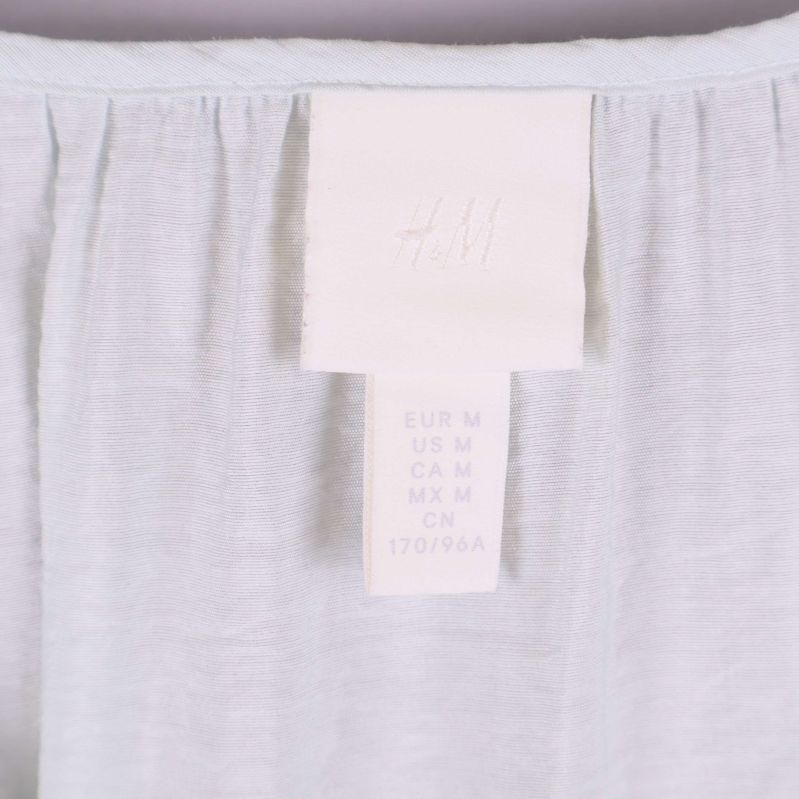 Närbild på klänningens storleksetikett EUR M