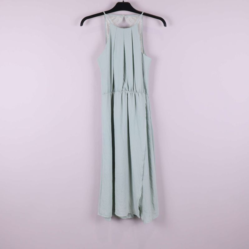 Ljusblå lång klänning med plisserad framsida