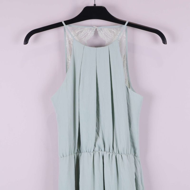 Övre delen av lång klänning med veck framtill