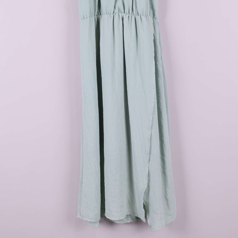 Nedre delen av ljusblå lång klänning med lätt fallet tyg