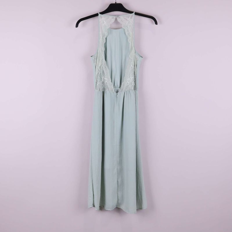 Klänningens rygg med spetsöppning och spetsdetaljer