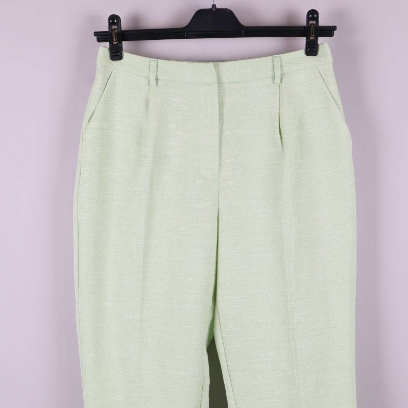 Övre del av ljusgröna byxor med fickor och midja