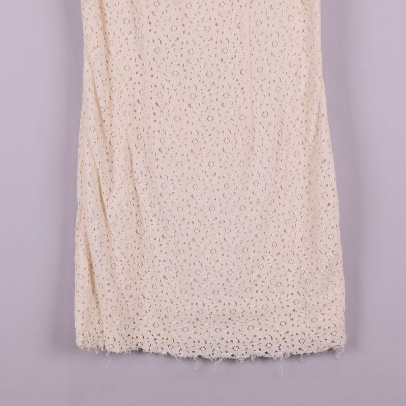 Närbild på klänningens nederkant med frans