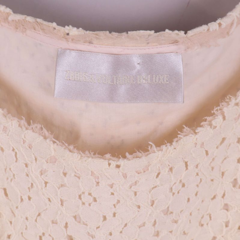 Närbild på textil etikett med varumärke Zadig & Voltaire