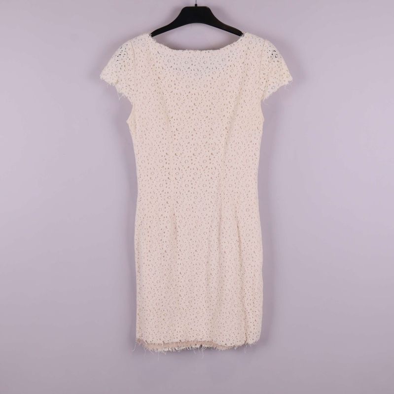 Klänning i spets med kort ärm sedd bakifrån