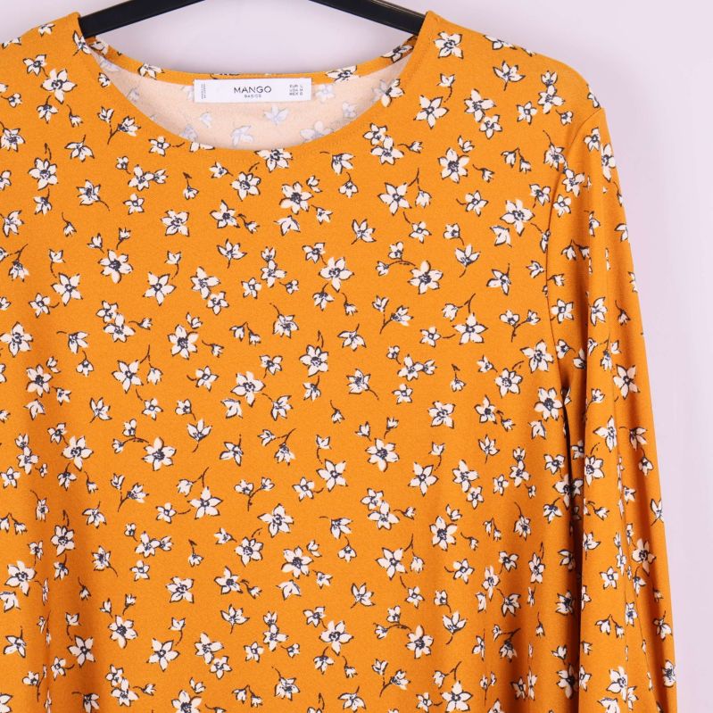 Rund hals och blommigt mönster