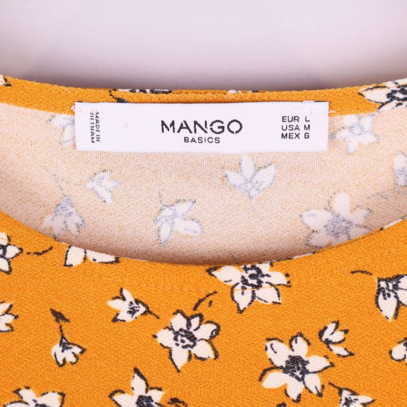 Rund hals och blommigt mönster