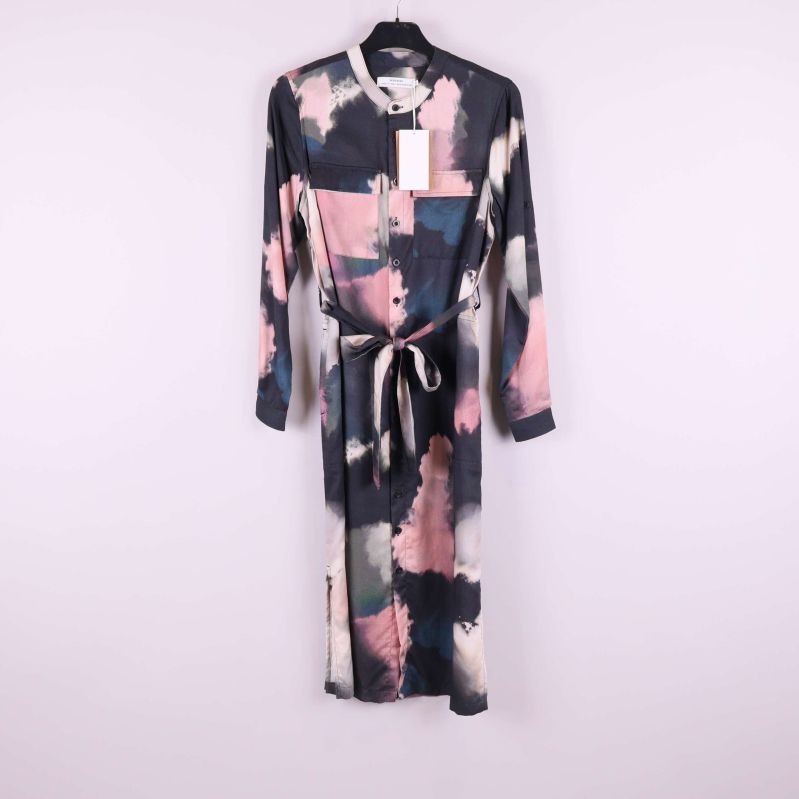 Lång mönstrad klänning med knytskärp, helhetsbild framifrån