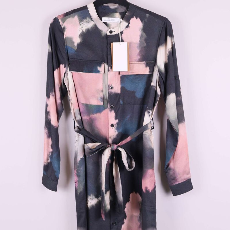 Klänning med knappar, bröstficka och knytskärp framtill