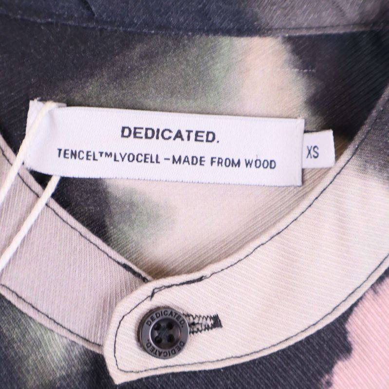 Närbild på etikett Dedicated och materialinformation Tencel Lyocell XS