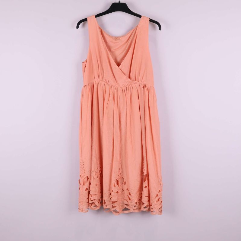 Aprikos ärmlös klänning på galge framifrån