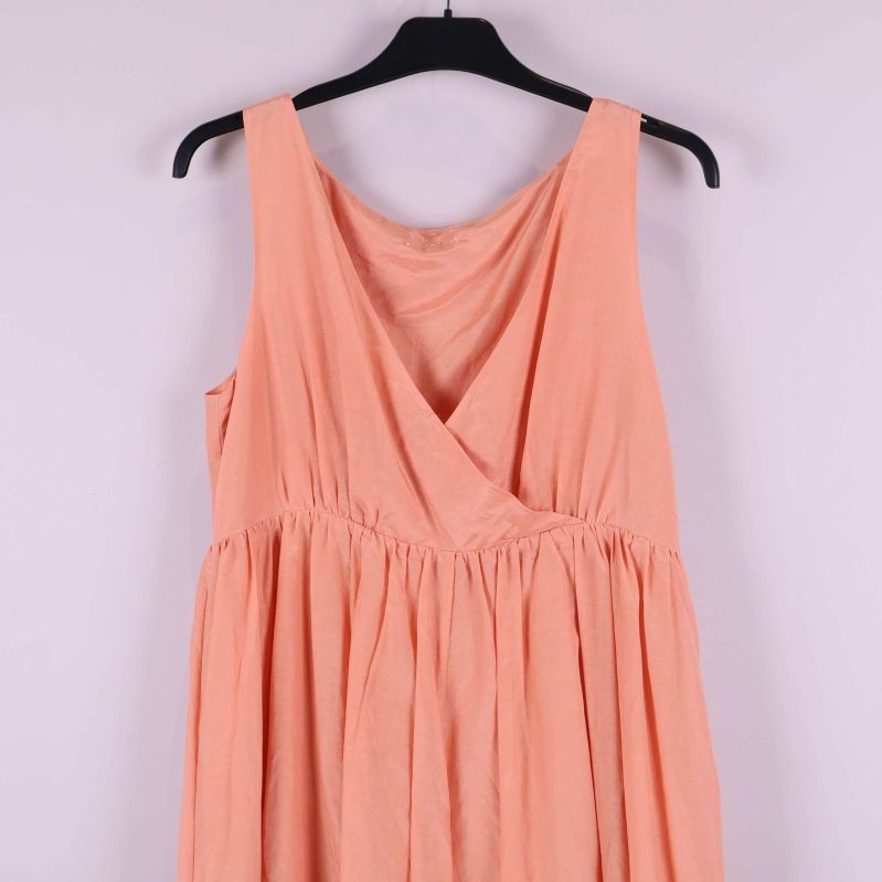 Närbild på klänningens v-ringade överdel