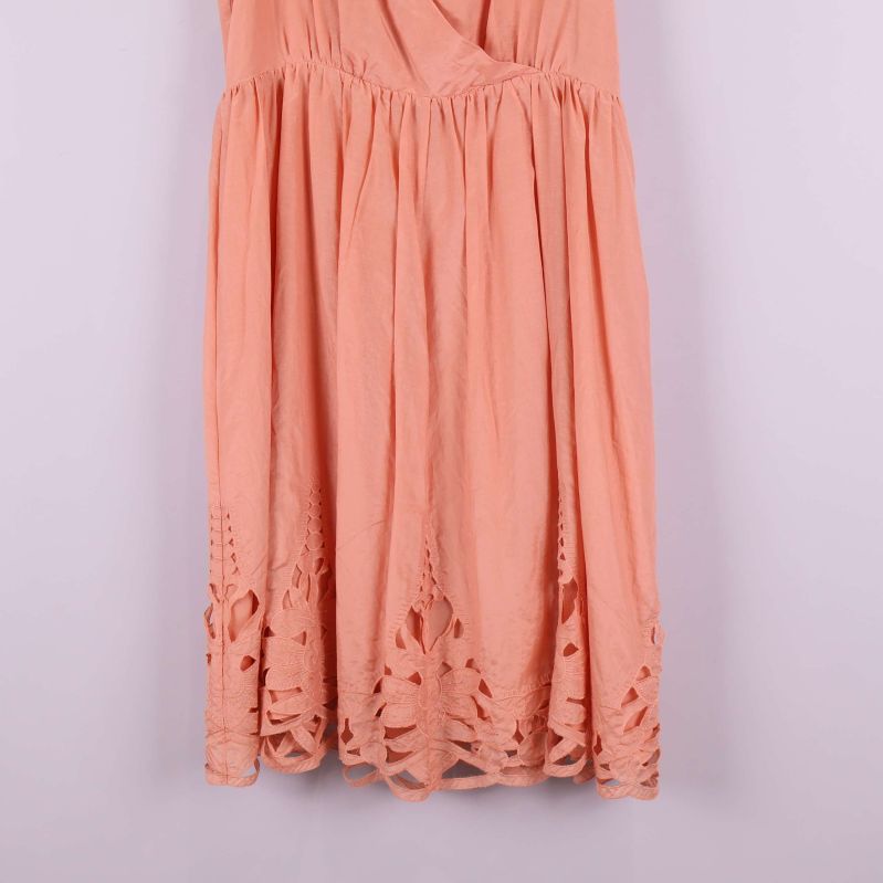 Nedre delen av klänning med utskurna detaljer