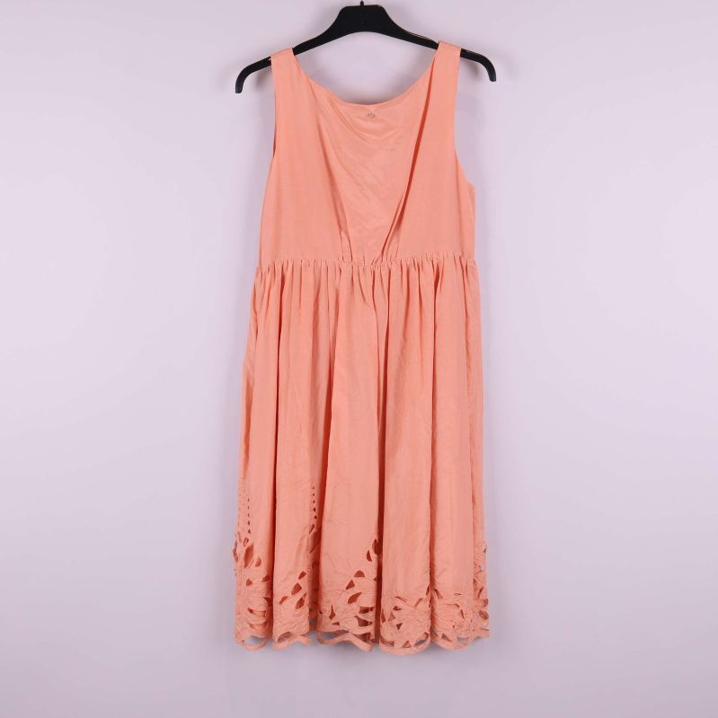 Aprikos klänning bakifrån på galge