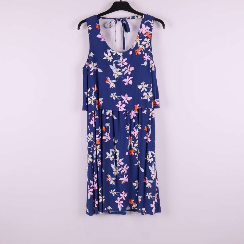 Blå ärmlös klänning med blommor framifrån