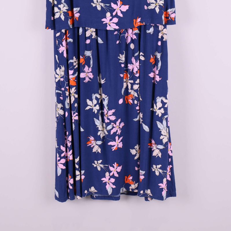 Nederdel av blå blommig klänning i närbild