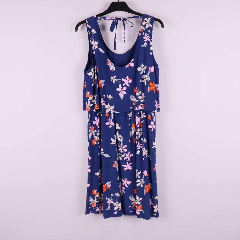 Blå ärmlös blommig klänning bakifrån med knytband