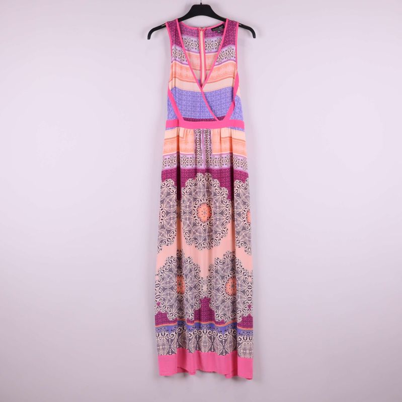 Färgglad långklänning med grafiskt mönster på galge framifrån