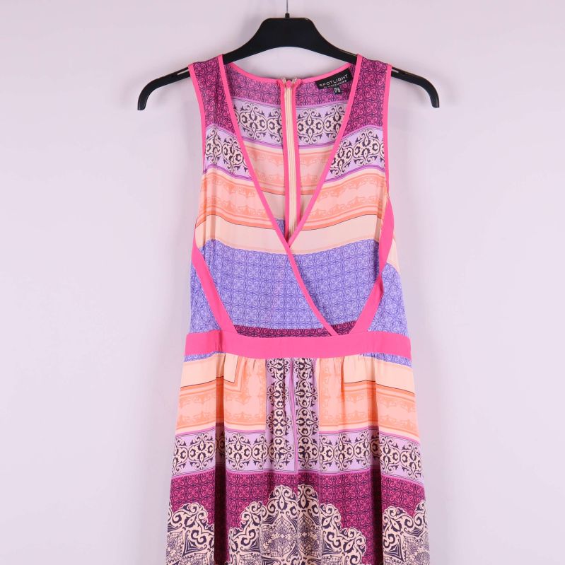 Övre delen av klänningen med kontrasterande band och v-ringning