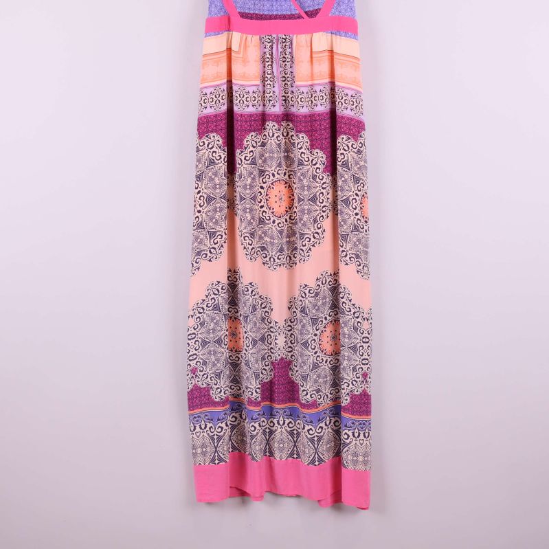 Nederdelen av maxiklänningen med dekorativt grafiskt tryck