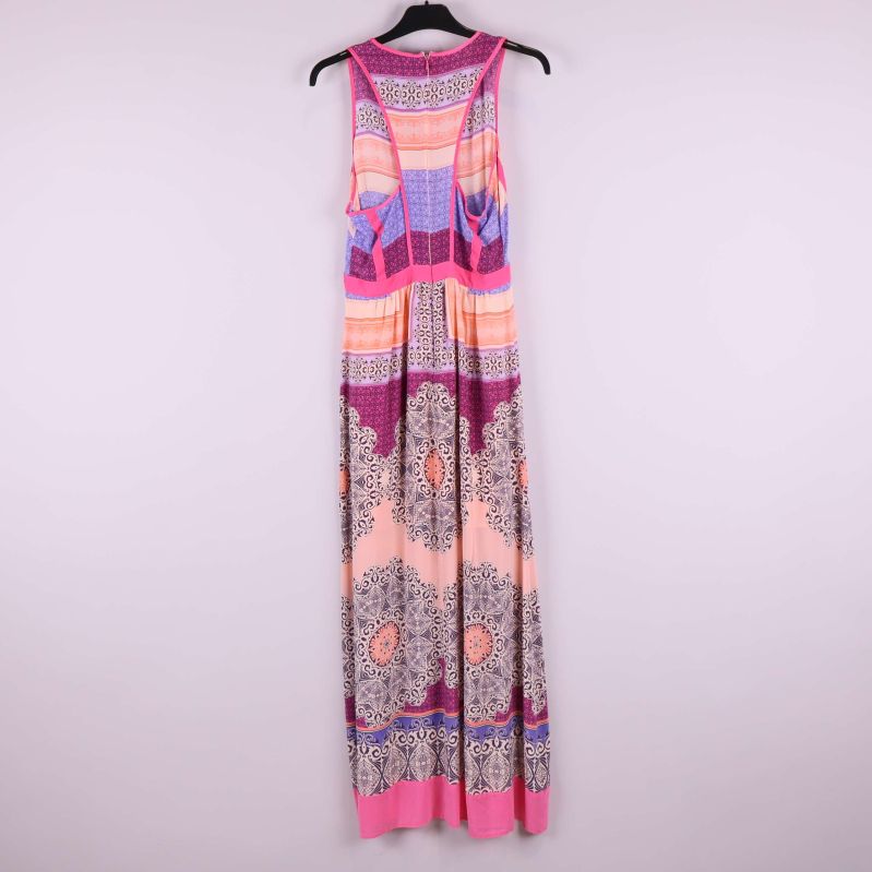 Baksidan av maxiklänningen visar mönster och ärmlös skärning