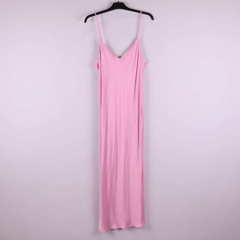 Rosa långklänning på galge mot ljus bakgrund