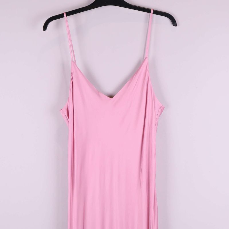 Övre del av rosa slipklänning med v-ringning framifrån