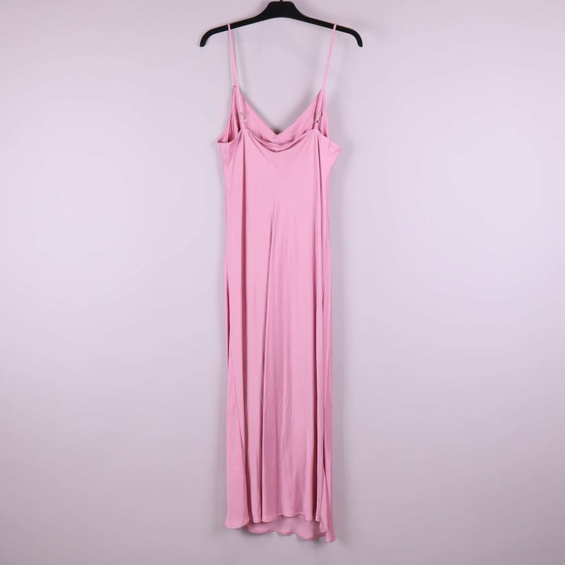 Rosa klänning bakifrån med smala band