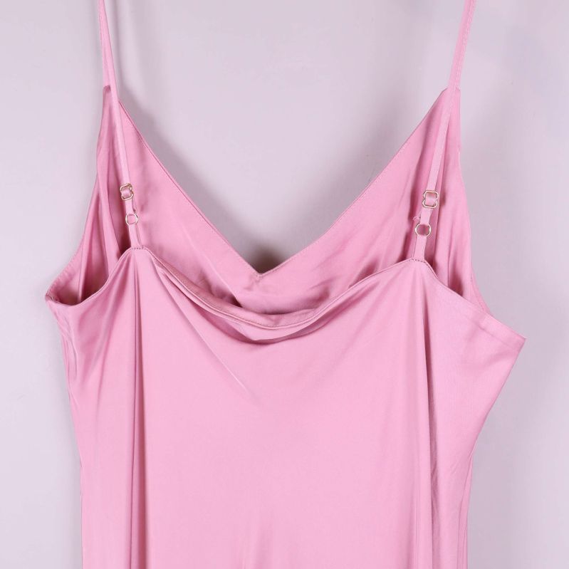 Närbild på v-ringning och justerbara axelband på rosa klänning