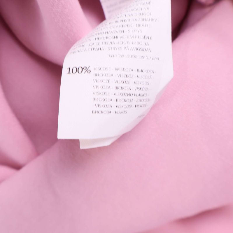 Materiallapp som visar 100% viskos i rosa klänning