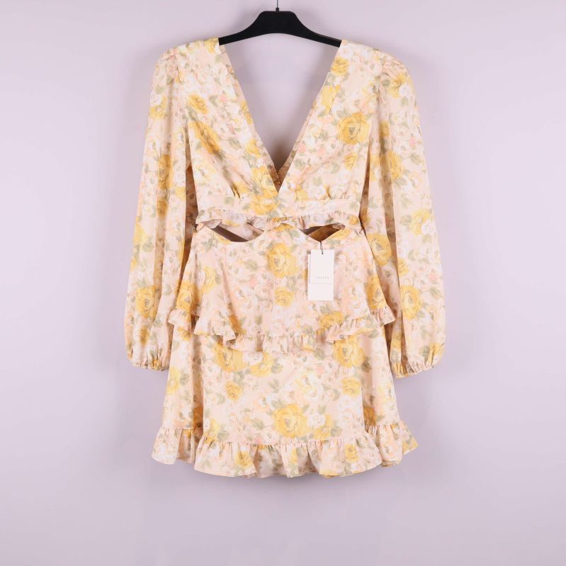 Blommig kort klänning med volanger och djup v-ringning