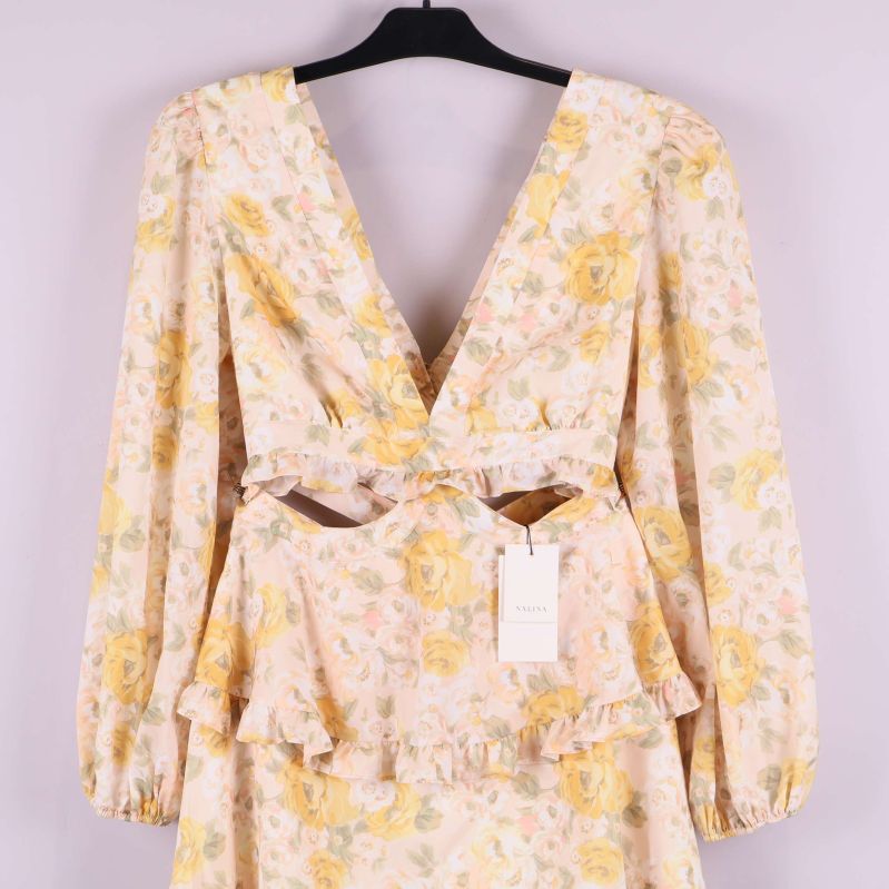 Närbild framtill av klänningens djupa v-ringning