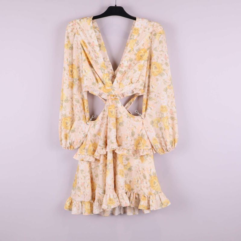 Baksida av klänning hängande på galge