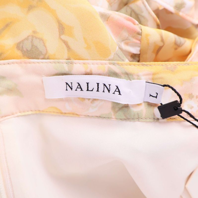 Närbild på etikett med texten NALINA, storlek L