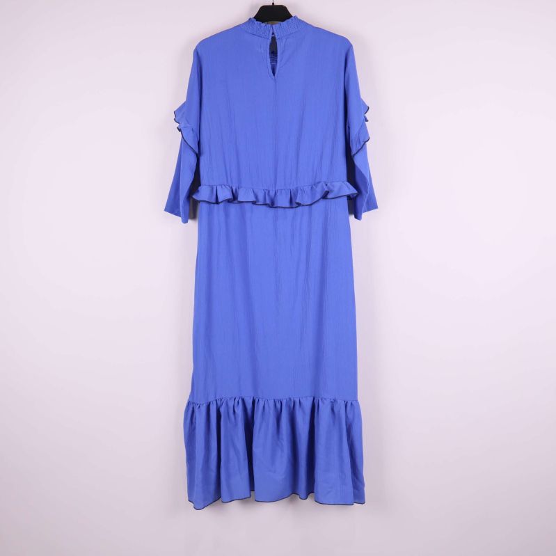 Blå klänning med volang från baksidan på galge