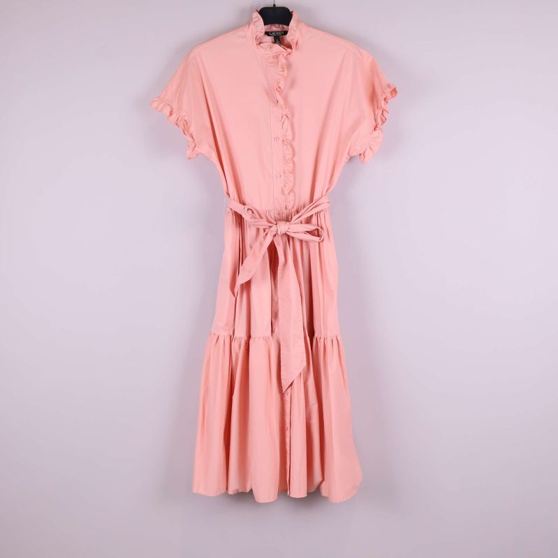 Aprikos klänning med knytband och volanger sedd framifrån