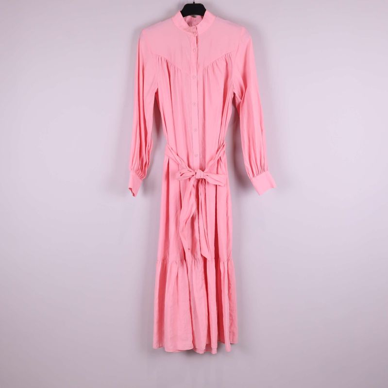 Lång rosa skjortklänning med knytskärp på galge