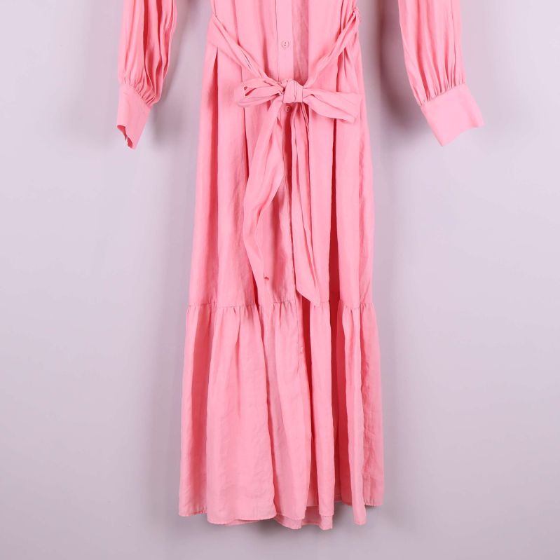 Nedre delen av lång rosa skjortklänning med volang