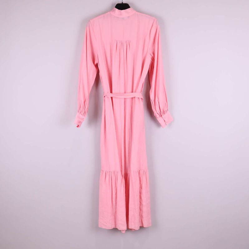 Baksidan av lång rosa skjortklänning med knytskärp