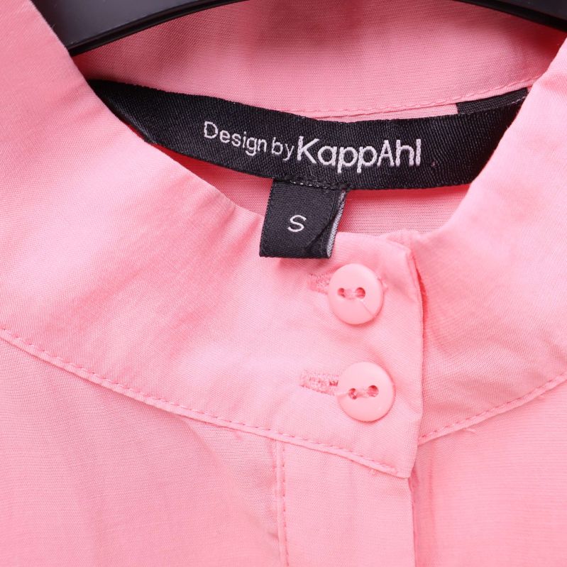 Närbild på halsringning och etikett från KappAhl