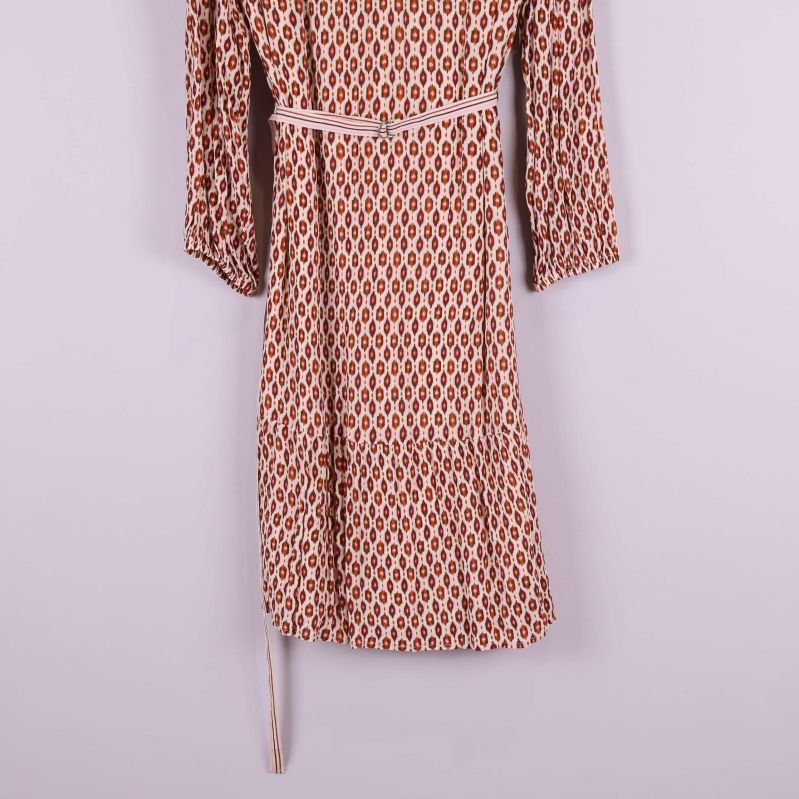 Nedre del av klänningen med volang och midjeband