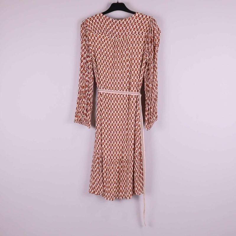 Baksidan av klänningen med samma grafiska mönster och midjeband