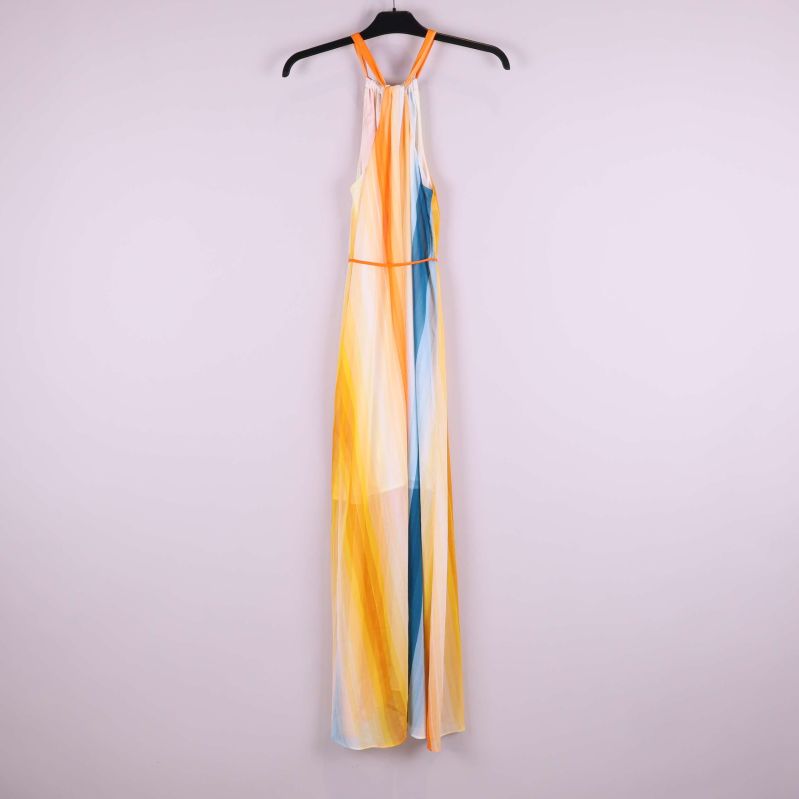 Baksida av långklänning med färgglada ränder och knytband