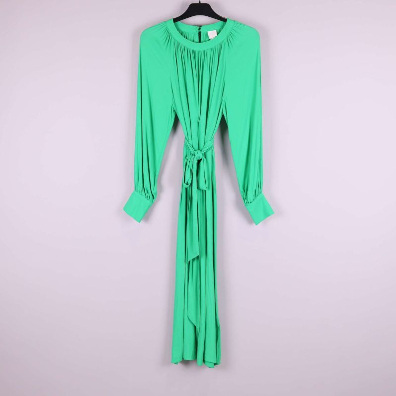 Grön plisserad midiklänning med lång ärm sedd framifrån