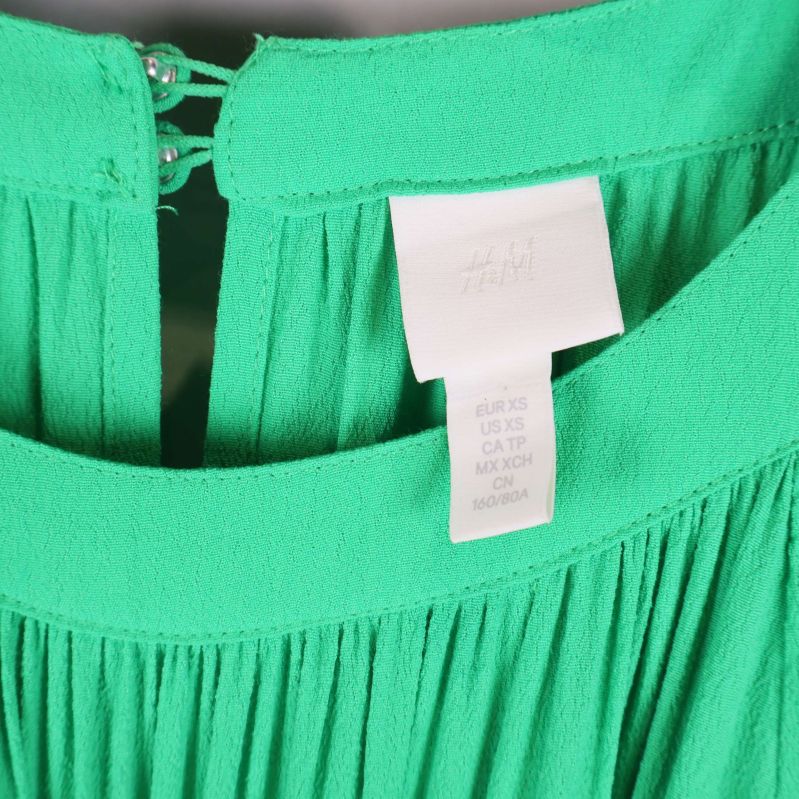 Närbild på H&M etikett i klänningens halsringning