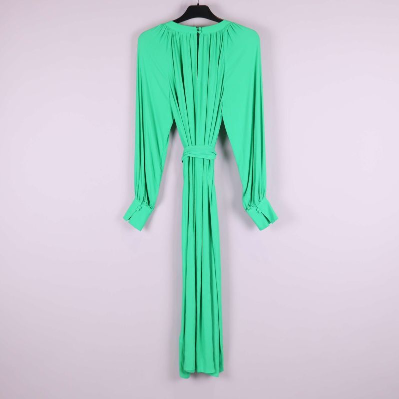 Grön plisserad midiklänning med lång ärm sedd bakifrån